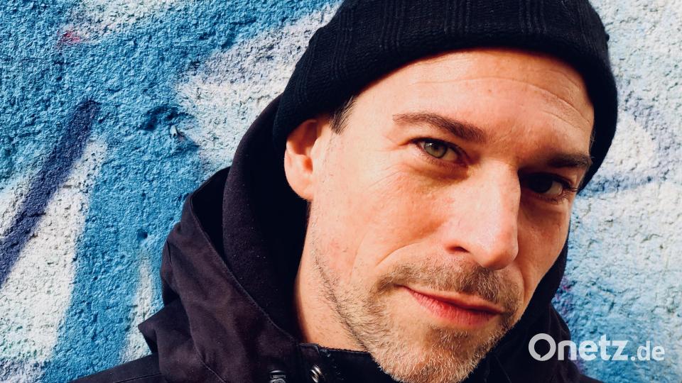 Filmregisseur Florian Gaag hat Wurzeln im Stiftland. Der gebürtige Waldsassener, der in München lebt, ist Kurator der Ausstellung &quot;Colour Kamikaze&quot; und zeigt seinen Film &quot;Wholetrain&quot; im Badehaus. Bild: Jule Ronstedt/exb