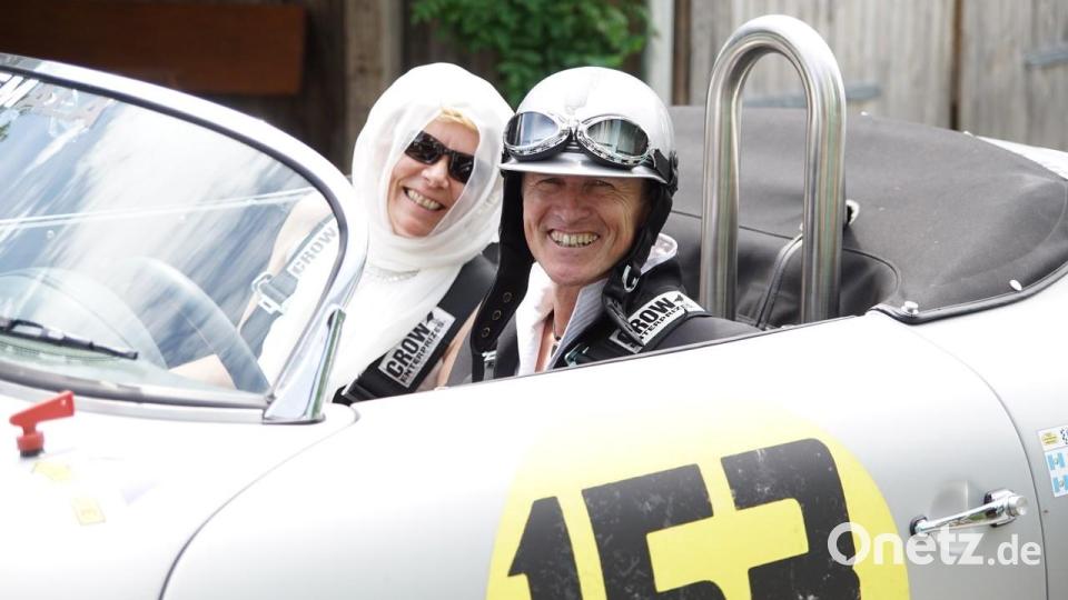 Als Lenz Leberkern und Birgit Technik vor einigen Jahren heirateten, diente eine Beck-Replica des Porsche 550 Spyder aus der eigenen Sammlung als Hochzeitsauto. Bild: Lenz Leberkern/exb
