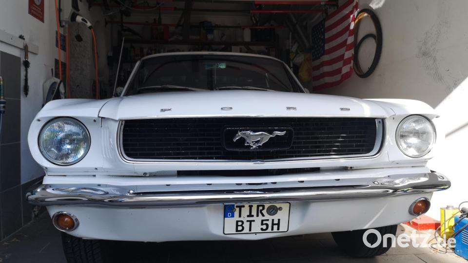In der Garage des Ford Mustang darf die amerikanische Flagge nicht fehlen. Bild: lnz