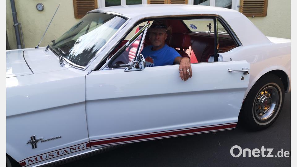 Lenz Leberkern sitzt lässig in seinem Ford Mustang aus dem Jahr 1966. Bild: lnz