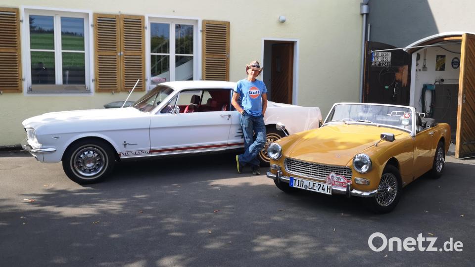 Lenz Leberkern vermietet einen Ford Mustang aus dem Jahr 1966 (links) und einen MG Midget aus dem Jahr 1973 für Hochzeiten und andere Anlässe. Bild: lnz