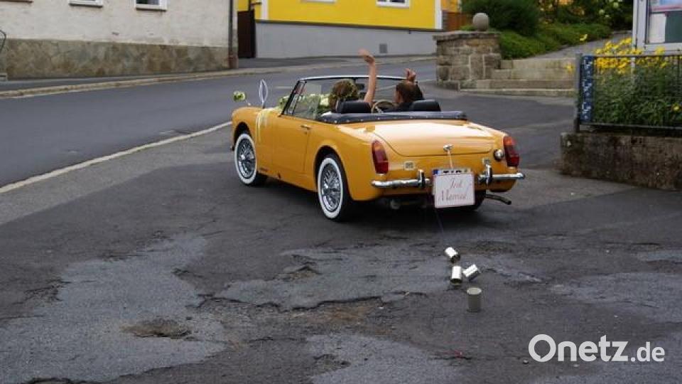 Der MG Midget von Lenz Leberkern kam schon häufig als Hochzeitsauto zum Einsatz - hier mit angehängten Blechdosen. Bild: Familie Kaufmann/exb