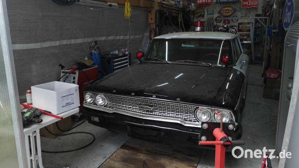 Künftig soll ein typisches amerikanisches Polizeiauto in schwarz-weißem Lack die Zweitürer ergänzen – eine Replik des 1963er Ford Galaxie aus der TV-Serie "The Andy Griffith Show". Die Restaurierung ist aber noch nicht abgeschlossen. Bild: lnz