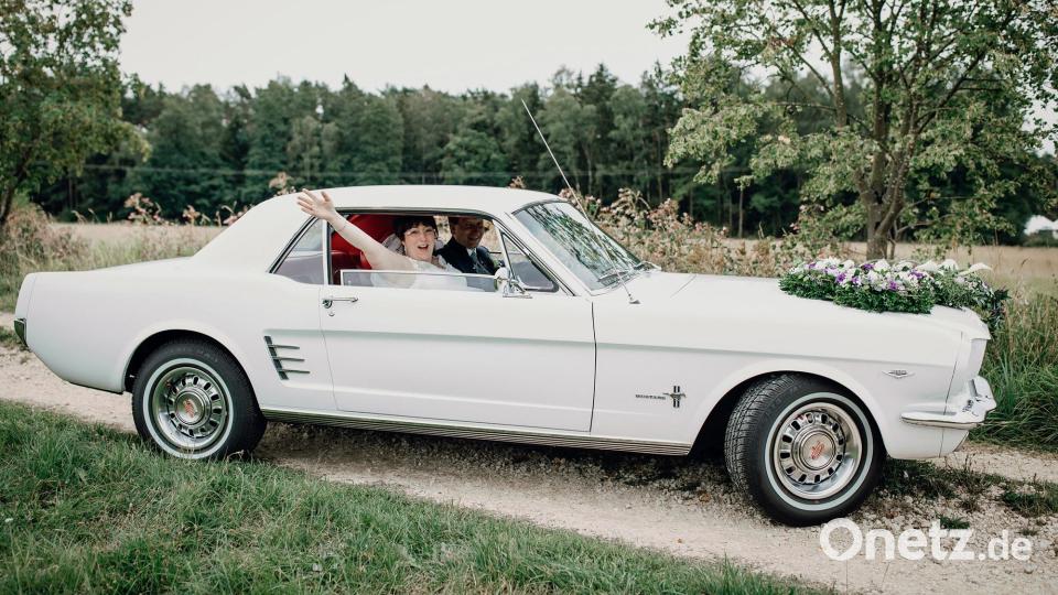 Weißer Lack, rotes Interieur, blitzende Chromteile: Der 1966 gebaute Ford Mustang von Lenz Leberkern aus Krummennaab ist ein beliebtes Hochzeitsauto. Durch den kernigen Sound des V8-Motors sorgt der Oldtimer nicht nur optisch für Aufsehen. Bild: Heinke Scheel/exb