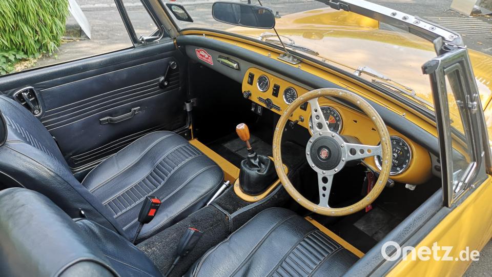 Das Lenkrad des MG Midget befindet sich stilecht auf der rechten Seite. Bild: lnz