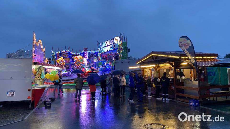 Ausblick draußen: Vom regnerischen Wetter ließen sich die Besucher nicht abhalten. Bild: dus