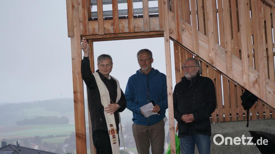 Pfarrer Norbert Götz segnet die Waldthurner &quot;NaturKulturTour&quot; Bild: fvo