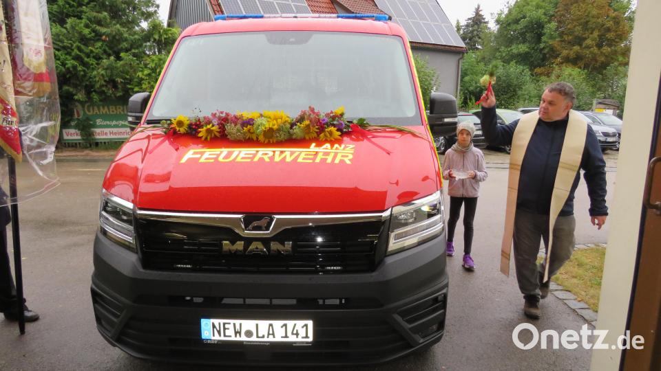 Mit dem kirchlichen Segen wurde das neue Fahrzeug der Feuerwehr Lanz offiziell in Dienst gestellt. Mit Weihwasser segnete Pfarrer Nowotny das Fahrzeug. Bild: adjGerd KRaus