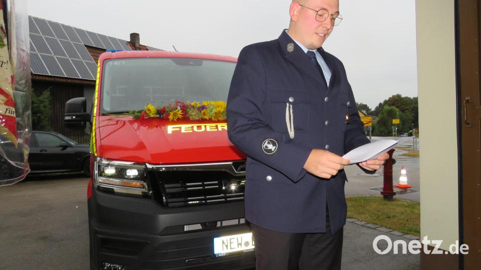 Mit dem kirchlichen Segen wurde das neue Fahrzeug der Feuerwehr Lanz offiziell in Dienst gestellt. Kommandant Markus Ludwig freute sich über das neue Fahrzeug. Bild: adj