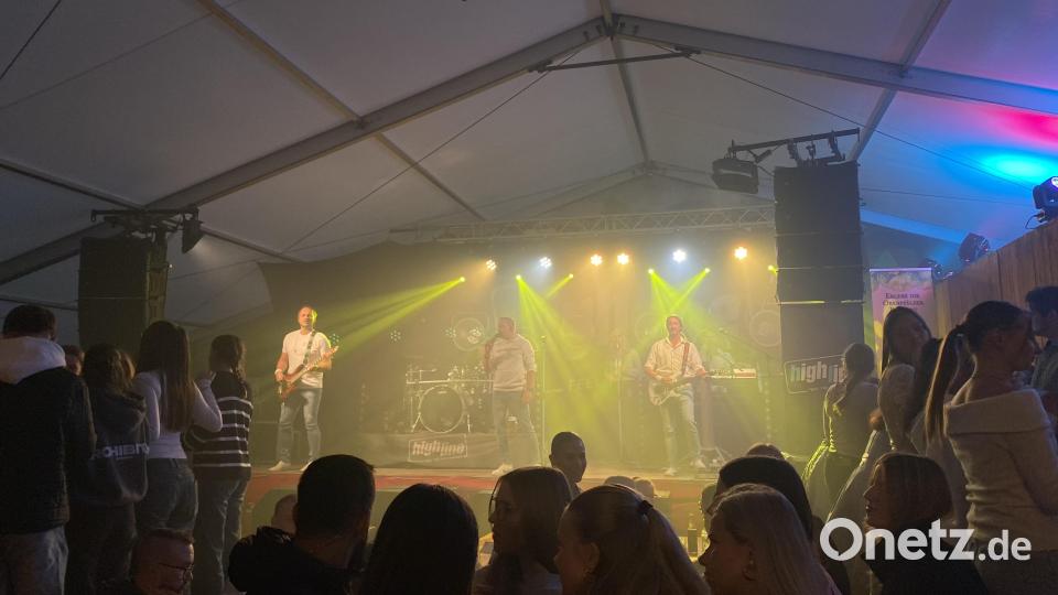 &quot;Highline&quot; macht Stimmung im Festzelt. Bild: dus