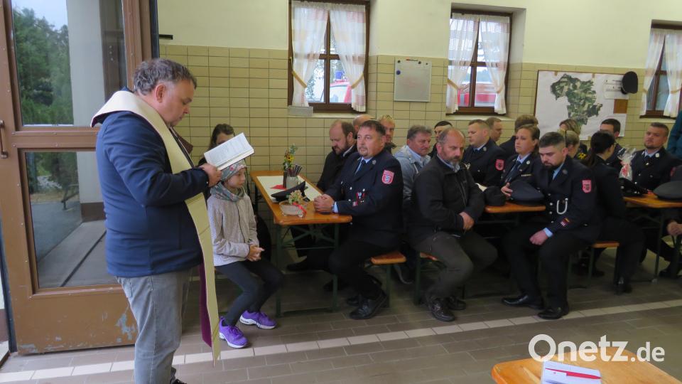 Mit dem kirchlichen Segen wurde das neue Fahrzeug der Feuerwehr Lanz offiziell in Dienst gestellt. Pfarrer Nowotny betete für die Sicherheit der Ehrenamtlichen. Bild: adj