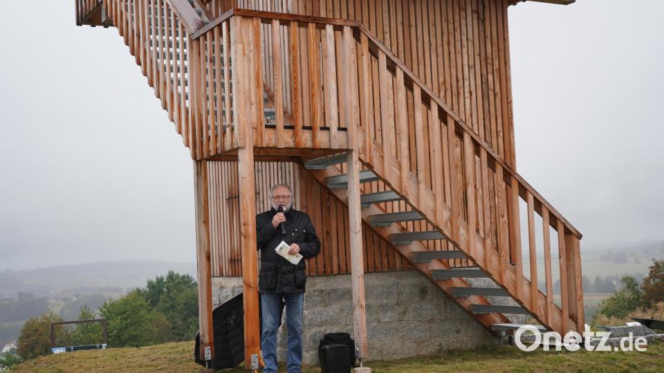 Josef Forster erklärt die Abläufe der neuen 3,2 Kilometer langen Waldthurner &quot;NaturKulturTour&quot; Bild: fvo