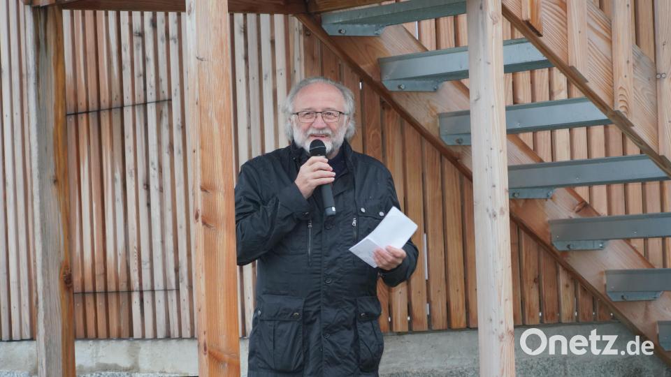 Josef Forster erläutert an höchster Stelle des neuen &quot;NaturKulturWegs&quot;, am Hirmersbühl, den Gästen die &quot;neue Waldthurner Attraktion&quot;. Bild: fvo