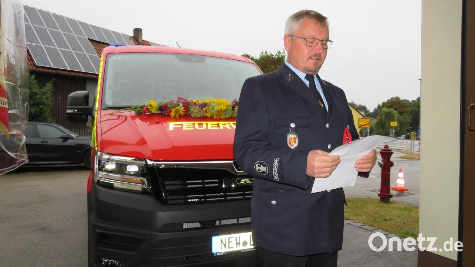 Mit dem kirchlichen Segen wurde das neue Fahrzeug der Feuerwehr Lanz offiziell in Dienst gestellt. Gerd Kraus berichtete von der Bestellung. Bild: adj