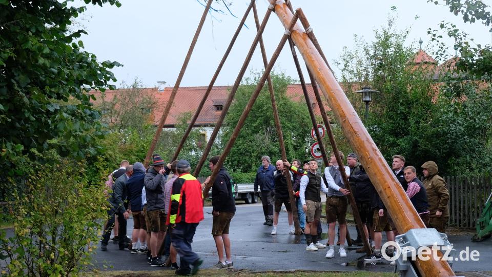 Das Kirwabaum-Aufstellen ist ein altes Festsymbol. Für die kräftigen Burschen des Dorfes unter dem Kommando von Georg Müller stets ein einprägendes Ritual. Bild: do