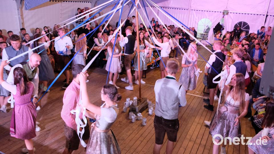 Ein regnerischer Abend veranlasse die Landjugend, das Kirwabaum-Austanzen rund um einen Bänderbaum in das Festzelt zu verlegen. Bild: do