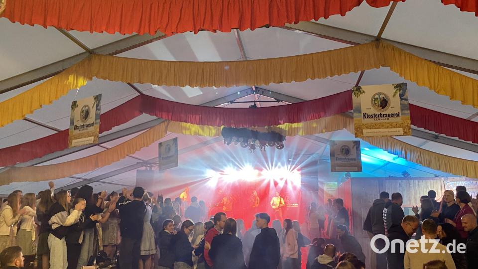Die Besucher feiern ausgelassen am Volksfest-Freitag. Bild: dus