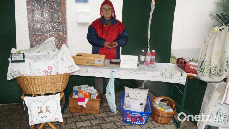 Marianne Zisler ist bekannt für ihre Stoffdrucke. In einem Workshop vermittelt sie diese Technik auch den Zuschauern. Bild: wel