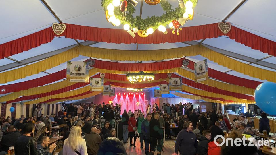 Das gut besuchte Festzelt half beim Aufwärmen. Bild: dus
