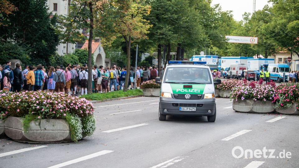 Betonkübel mit bunten Blumen sollen unter anderem Attacken mit Lastwagen verhindern. (Archivfoto) Bild: Lino Mirgeler/dpa
