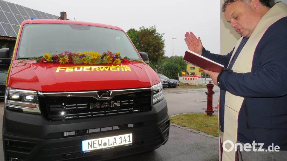 Mit dem kirchlichen Segen wurde das neue Fahrzeug der Feuerwehr Lanz offiziell in Dienst gestellt. Bild: adj