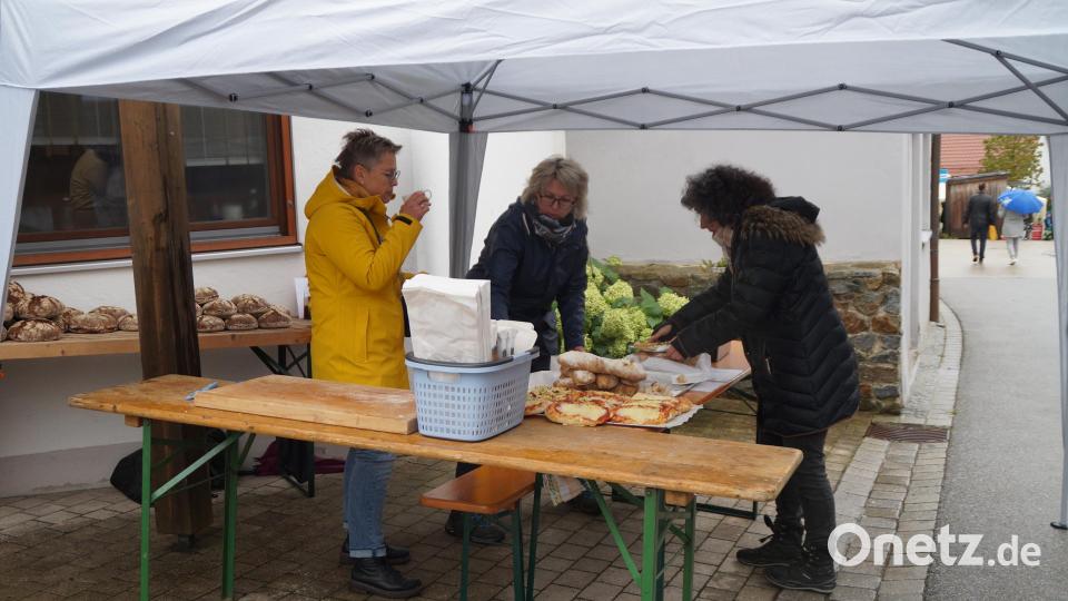 Auch Pizzazungen und Stangenbrot finden schnell Absatz. Bild: wel