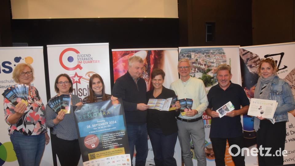 Das Organisationsteam der "Langen Nacht der Demokratie" mit Tanja Fichtner von der VHS Weiden-Neustadt (Vierte von rechts). Bild: fz