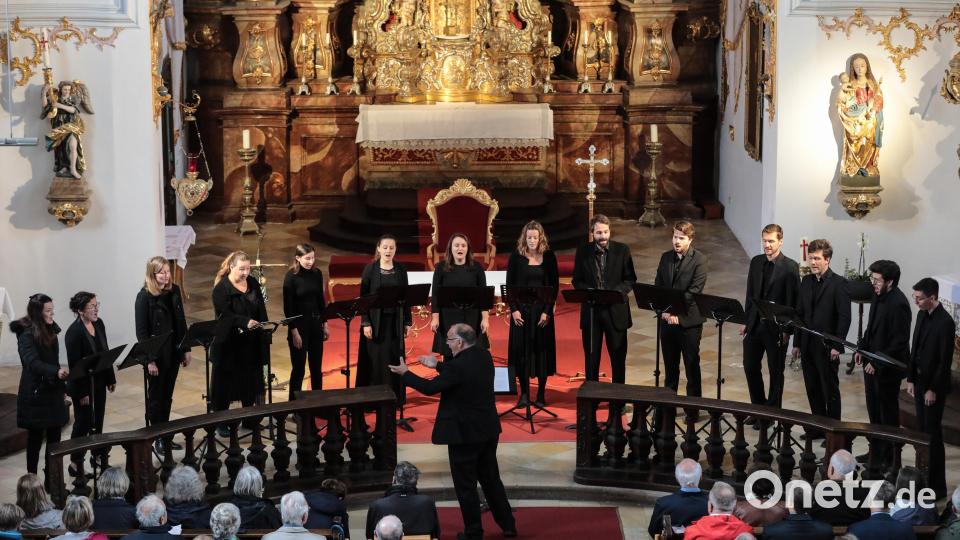 Den Abschluss der diesjährigen Orgelmusikreihe in der Schulkirche bildete der Kammerchor der Basilika St. Martin mit Bernhard Müllers am Dirigentenpult und an der Orgel. Bild: Wolfgang Steinbacher
