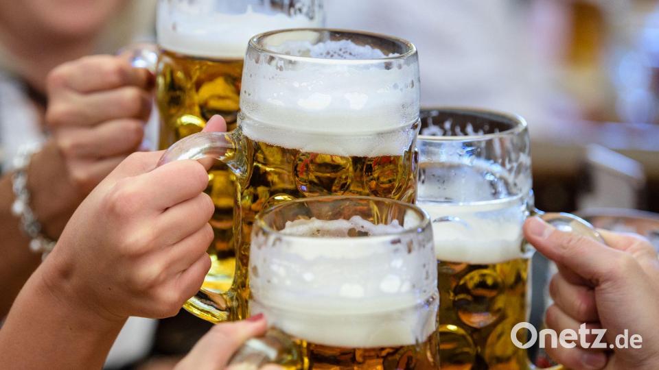 Das Bier wird teurer. (Archivfoto) Bild: Matthias Balk/dpa