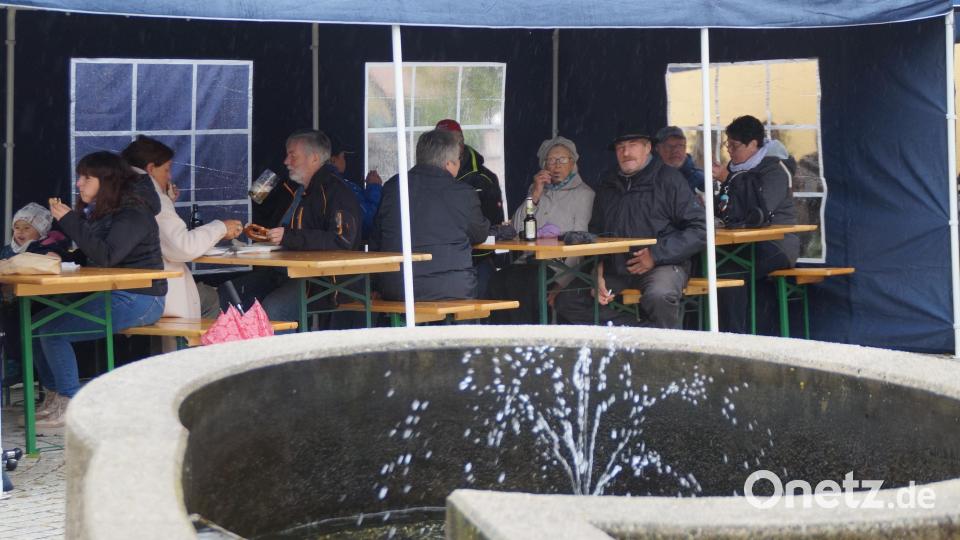 Zum Weißwurstfrühstück am Dorfplatz nehmen die Gäste in Zelten Platz. Bild: wel