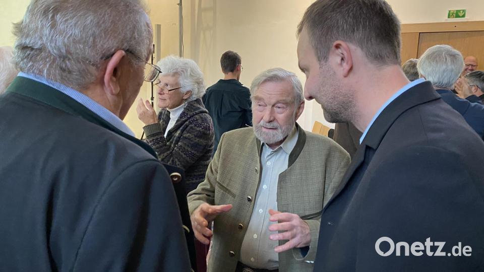 Bert Hölldobler (Mitte) während der Tagung im Gespräch mit dem Vorsitzenden des Ameisenschutzvereins Hubert Fleischmann (links) und Nabburgs 3. Bürgermeister Johann Kleber (rechts). Bild: aub
