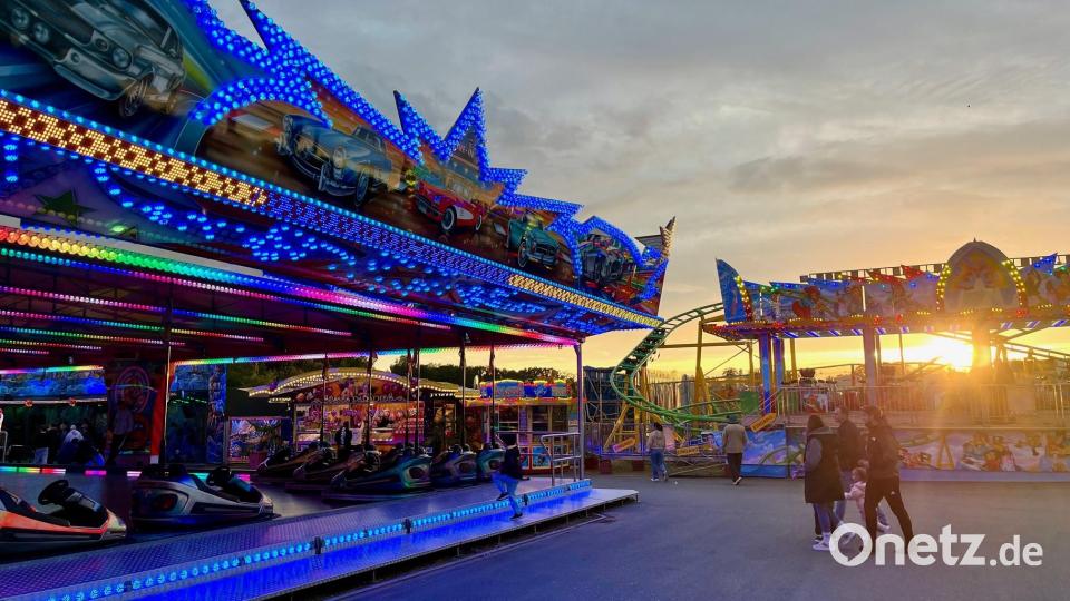 Trotz regnerischen Wetters laufen die Fahrtgeschäfte auf dem Volksfest. Bild: Gabi Schönberger