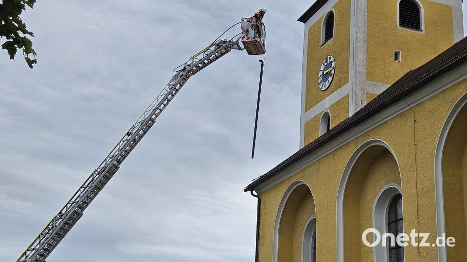 Schauplatz der (hier im Bild laufenden) Bergungsaktion am Sonntag war die Pfarrkirche Sankt Michael in Wiesau. Bild: Karl Georg Haubelt/exb