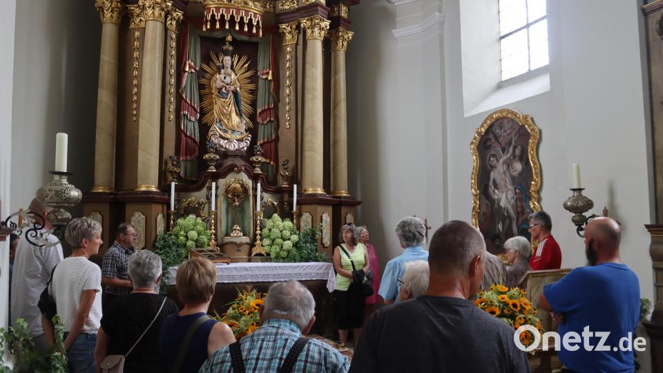 Ortsheimatpfleger Hubert Haas (links neben dem Hochaltar) bot den Kirwabesuchern einen Rundgang in der Kirche Maria Hilf an. Bild: mrr