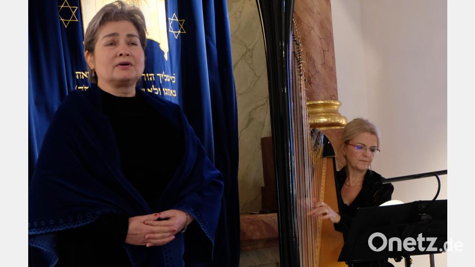 Sie spielten und sangen sich in die Herzen des Publikums in der Flosser Synagoge: Zdenka Solcova (Harfe) und Eva Garajova (Mezzosopran). Bild: le