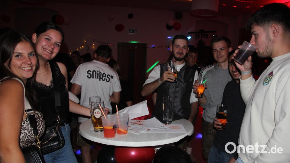 Auch sie hatten ihren Spaß bei der Kirwa-Disco in Falkenberg. Bild: kro