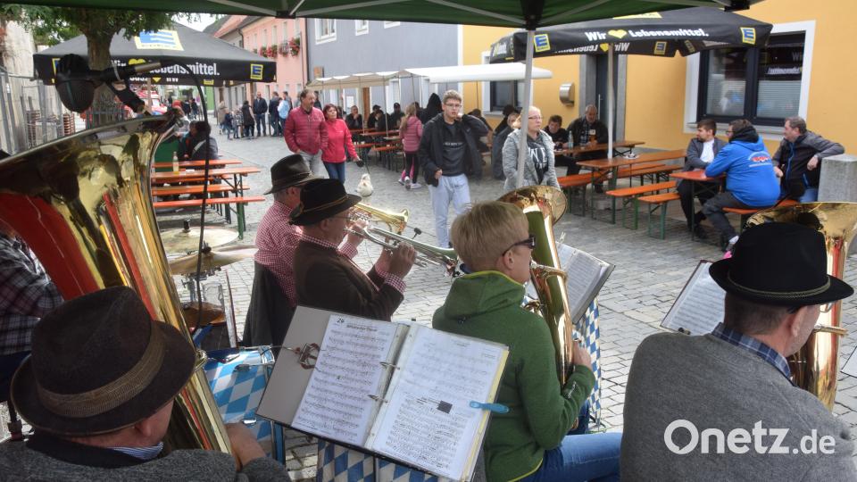 Die Saubersreuther Straßenmusikanten spielten eingangs der Hauptstraße. Bild: fz