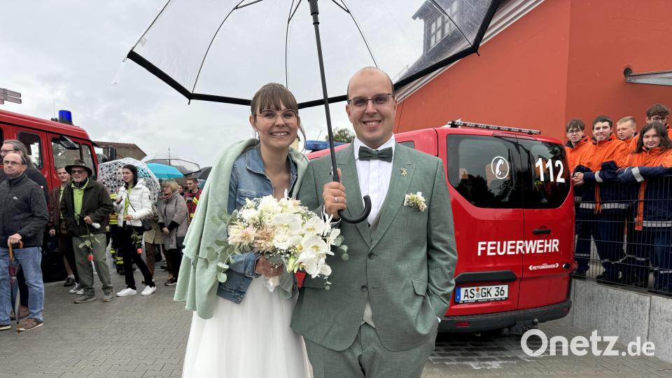 Nach der kirchlichen Trauung erwarteten Freunde und Feuerwehr-Kameraden Anja und Florian Schlegel vor dem Feuerwehrhaus in Theuern. Bild: Heike Unger