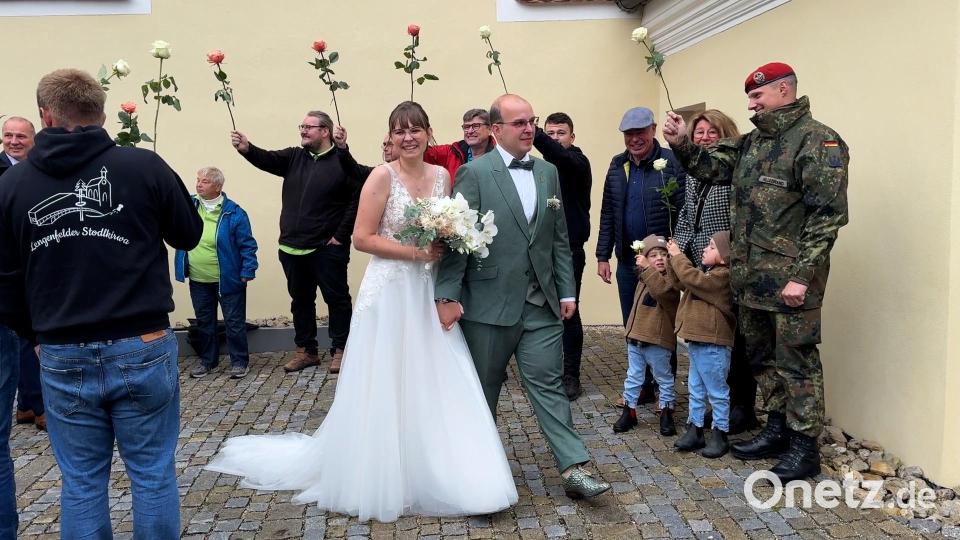 Nicht nur Freunde und Vereinskollegen reihten sich ins Spalier ein, sondern auch der Chef der Braut, Kümmersbrucks Bürgermeister Roland Strehl (mit grauer Mütze) und Martin Hillebrand (rechts), der Kommandeur des Logistikbataillons 472 Kümmersbruck, mit dem die Braut dienstlich oft zu tun hat. Bild: Heike Unger