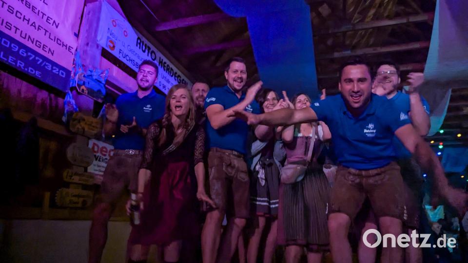 Die Kirwagesellschaft feiert bei fetziger Stimmungsmusik im Festzelt. Bild: wel