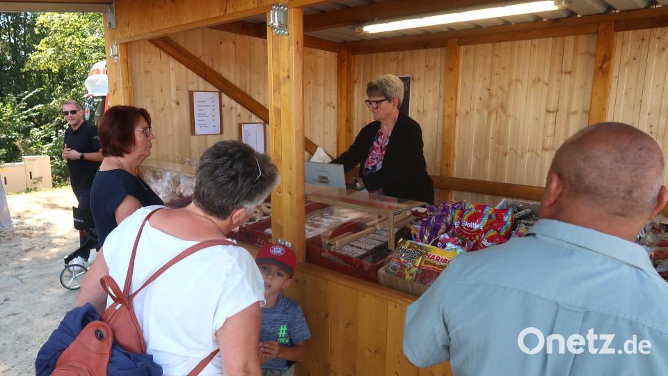 Am Süßigkeitenstand der Familie Berger kam aus dem Verkaufserlös wieder eine stolze Spendensumme für die Bergkirche zusammen. Bild: rha