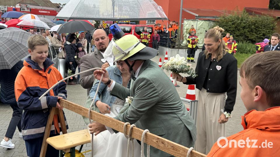 Knoten knüpfen muss man können bei der Feuerwehr, auch als frisch gebackener Ehemann. Bild: Heike Unger