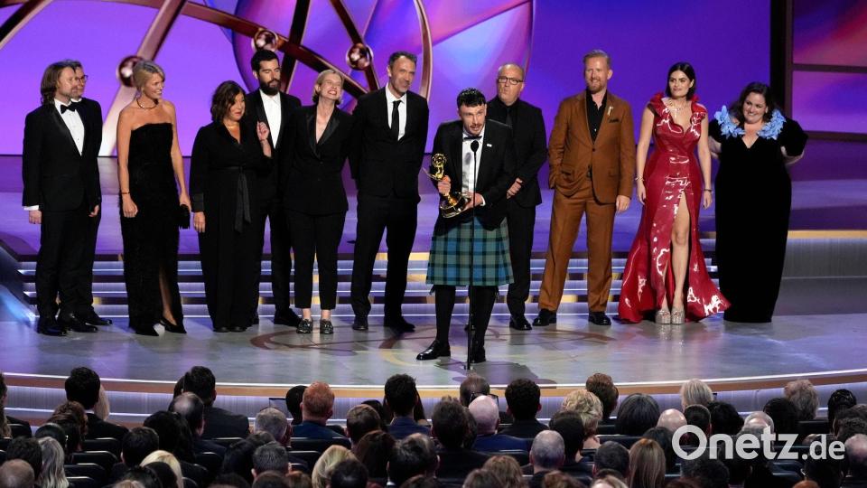 Richard Gadd nimmt für „Rentierbaby“ den Emmy Award für die beste Miniserie des Jahres entgegen. Bild: Chris Pizzello/Invision/AP/dpa