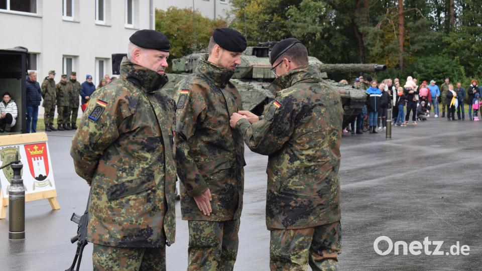 Mit der Einsatzmedaille der Bundeswehr in Silber wird Oberstabsfeldwebel Dieter Rudolf (links) vom Bataillonskommandeur Oberstleutnant Marek Krüger ausgezeichnet. Bild: bnr