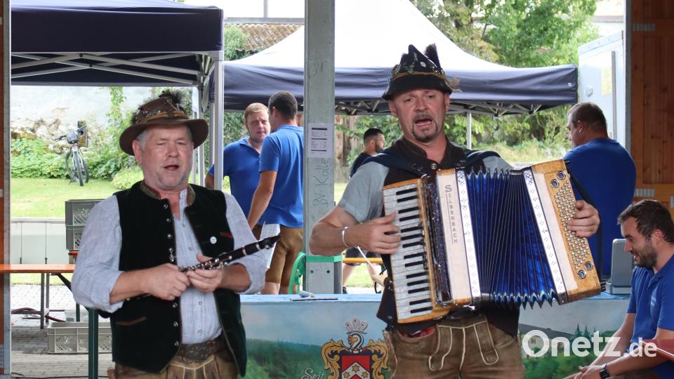 Der Fonse und der Bose (von links) spielten zünftige Lieder und sangen Gstanzln. Bild: mrr