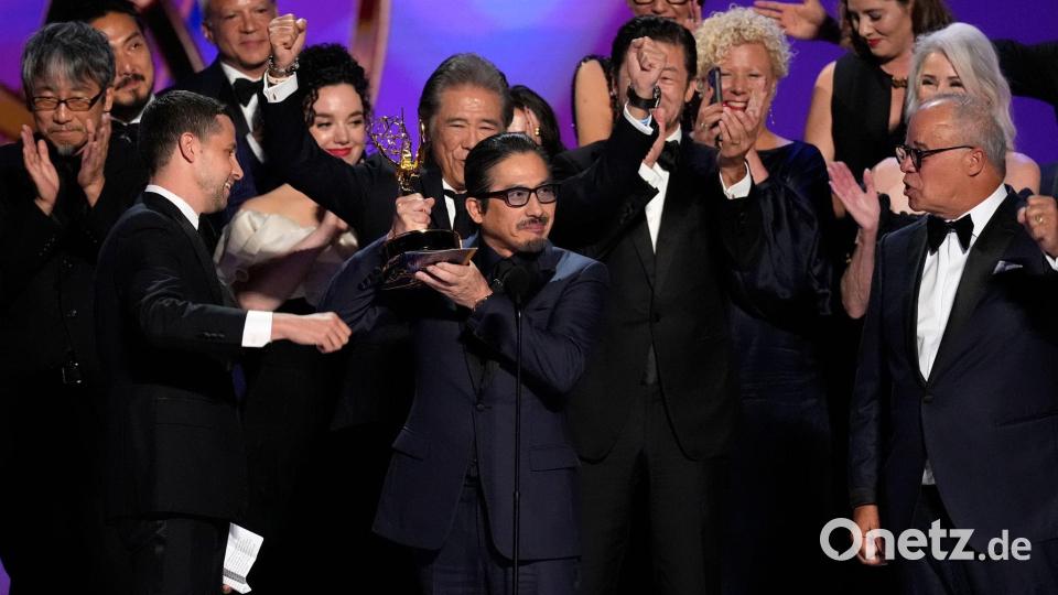 Das „Shogun“-Team nimmt den Emmy Award für die beste Dramaserie des Jahres entgegen. Bild: Chris Pizzello/Invision/AP/dpa