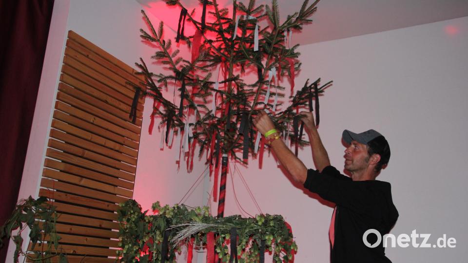 DJK-Vorsitzender Wolfgang Knoll richtet den Kirwa-Baum. Bild: kro