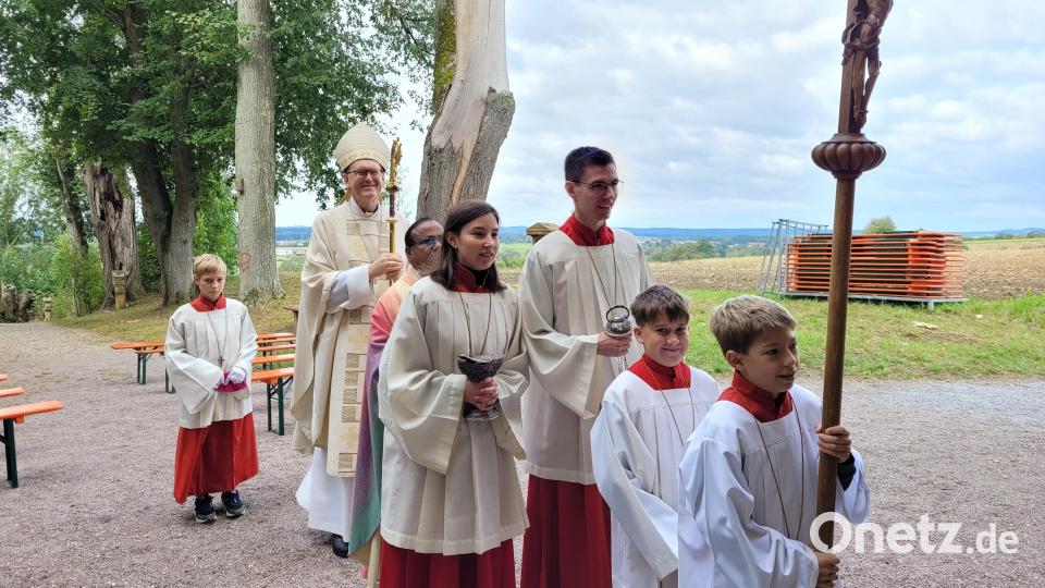 Zum letzten Bergfestgottesdienst zieht Weihbischof Dr. Josef Graf aus Regensburg in Begleitung von Stadtpfarrer Hrudaya Madanu und den Ministranten in die Bergkirche ein. Bild: rha