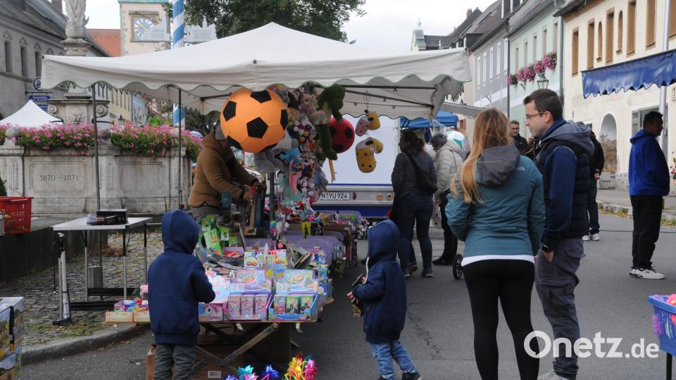 Wetterfeste Jacken und die Kapuze auf den Kopf, beim Kreuzbergmarkt gehört warme Kleidung zur Notwendigkeit. Bild: bey