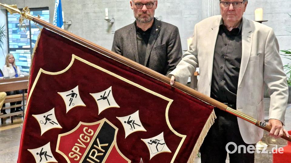 Auf der Rückseite der Fahne sind die sechs Abteilungen der SpVgg Pirk abgebildet. Bild: R. Kreuzer
